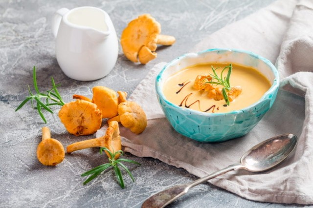 Jemná bramborová polévka s liškami