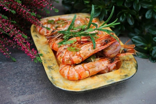 Tygří krevety na česneku