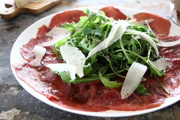 Carpaccio s rukolou a parmazánem