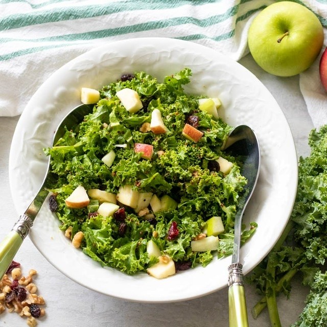 Rychlý salát s kadeřávkem