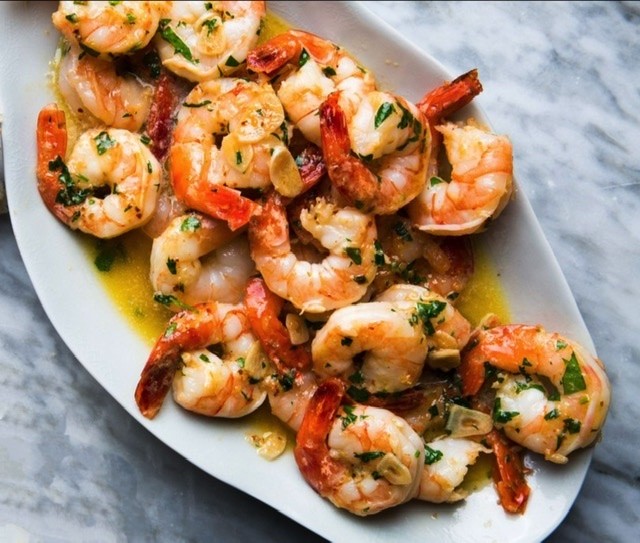 Krevety na víně a česneku