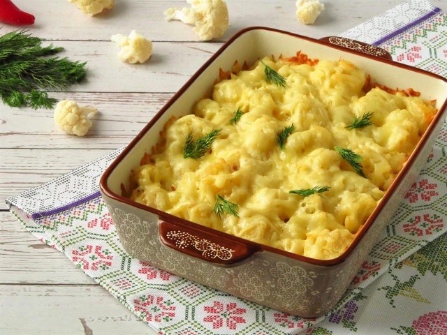 Zapékaný květák se sýrovou omáčkou