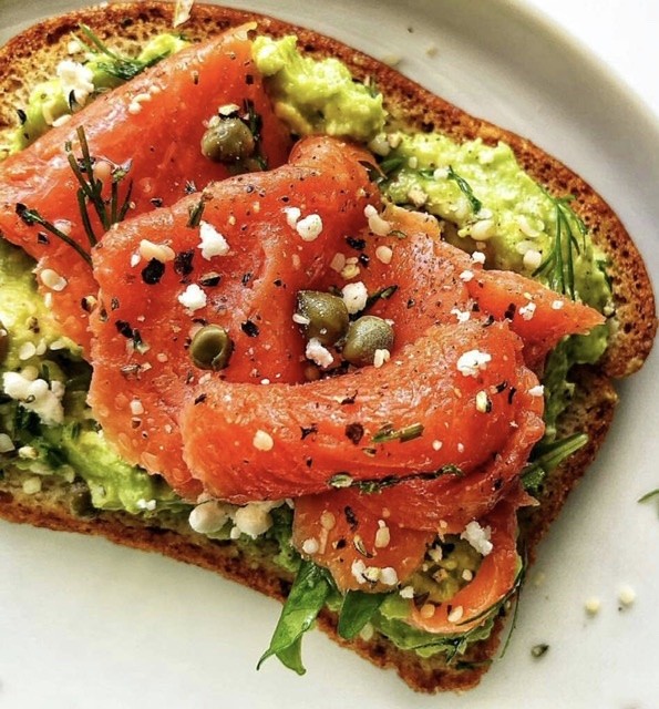 Toast s avokádem a lososem