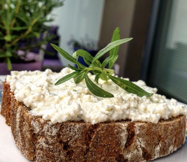 Jednoduchá letní pomazánka