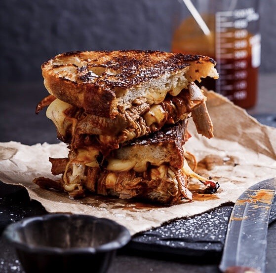 Sendvič se šunkou a sýrem