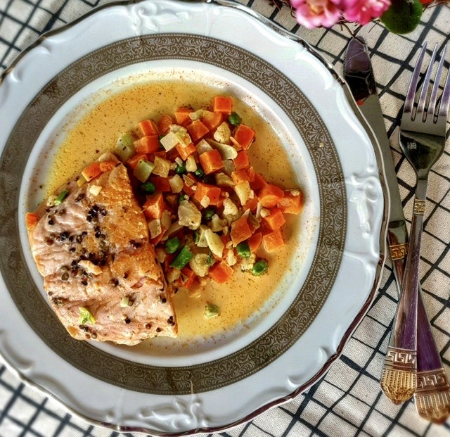 Pečený losos se zeleninou na smetaně