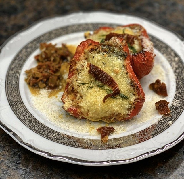 Zapečené papriky s kuskusem a klobáskou