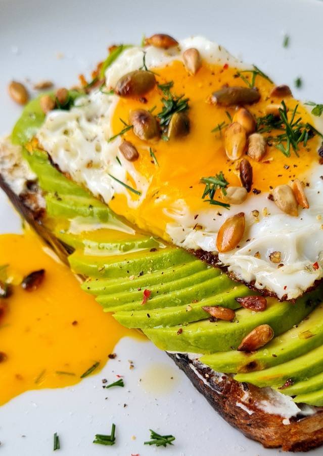 Toast s avokádem a vejcem