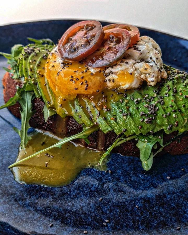 ŠŤAVNATÝ TOAST S VEJCEM A AVOKÁDEM