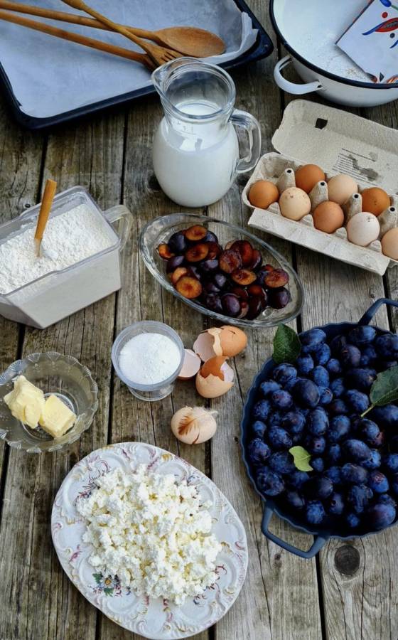 Švestkový koláč s domácím tvarohem