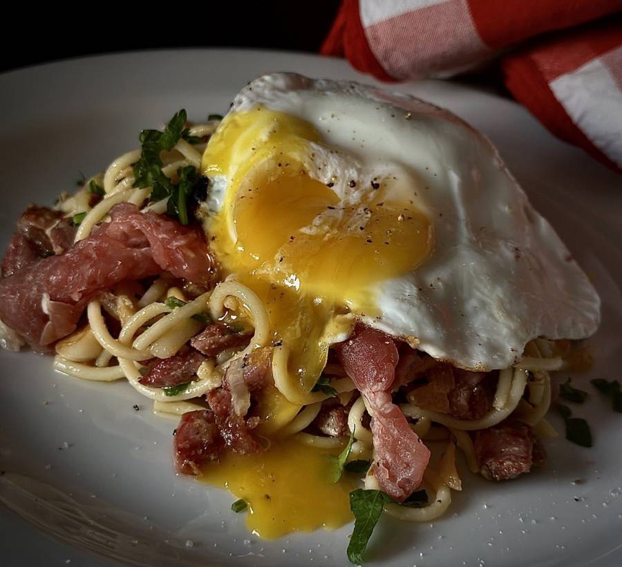 ŠPAGETY ALLA CARBONARA S DOMÁCÍM UZENÝM MASEM