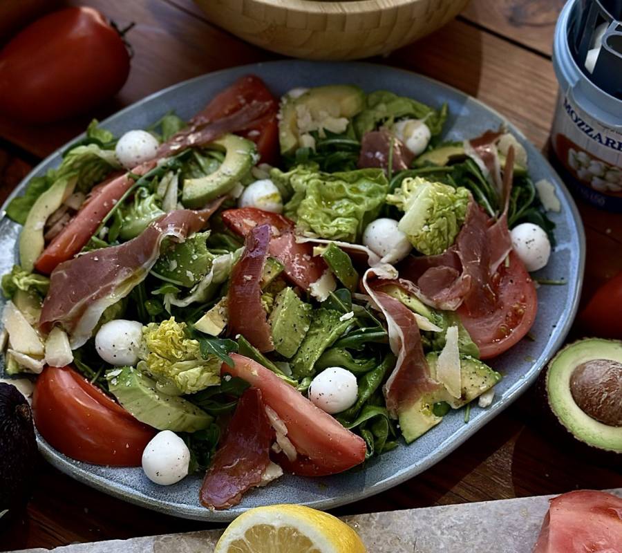 Salátový zážitek s avokádem a jamonem